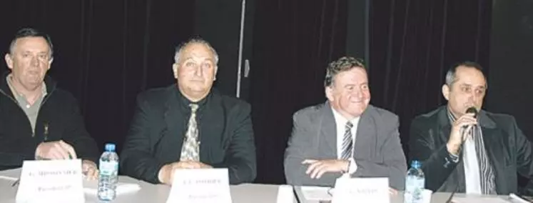De gauche à droite : Gilbert Missonnier, président EDT Cantal, Jean-Louis Pothier, président EDT Allier, Gérard Napias, président EDT national et Patrice Grand, président de l’union régional EDT Auvergne.