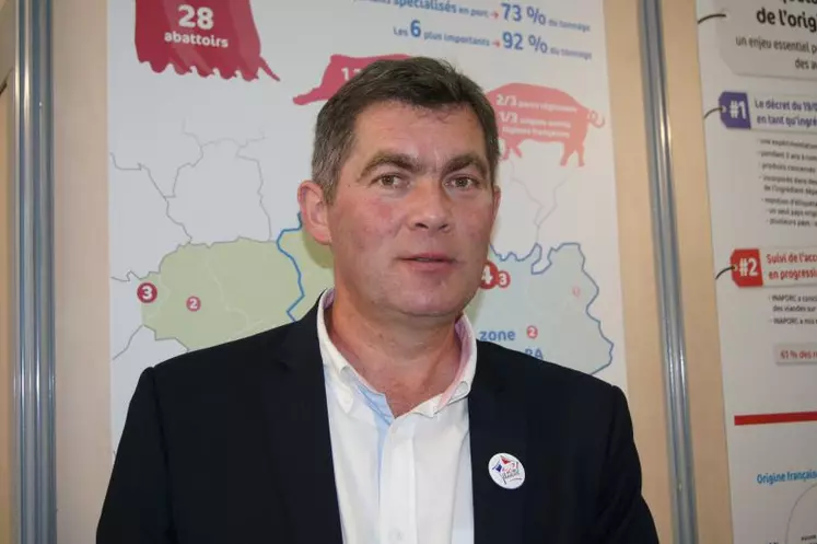 Paul Auffray, président de la FNP, est éleveur à Plouvara près de Saint Brieuc. 45ha de cultures- 1600 places d’engraissement- une maternité collective à 3 associés (700 truies)- vente en coop.