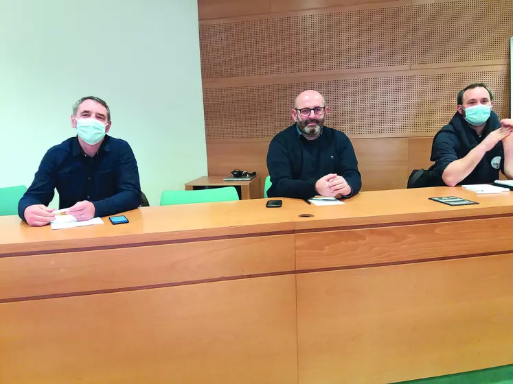 Emmanuel Bernard, Bruno Dufayet et Jonathan Janichon face aux représentants des éleveurs de la région Auvergne Rhône Alpes mardi 16 février à Aubière.