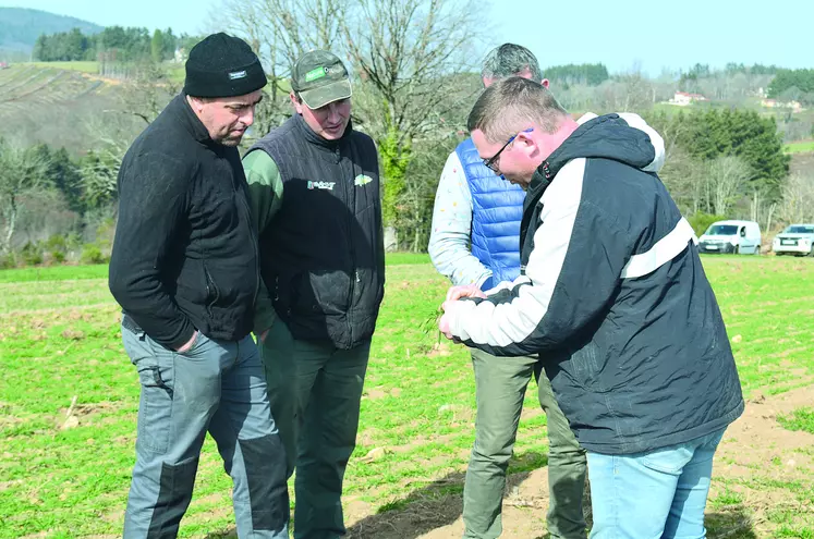 La visite de la plateforme expérimentale ACM à Celles-sur-Durolle a tenu sa première promesse de favoriser l'échange technique autour des céréales. 