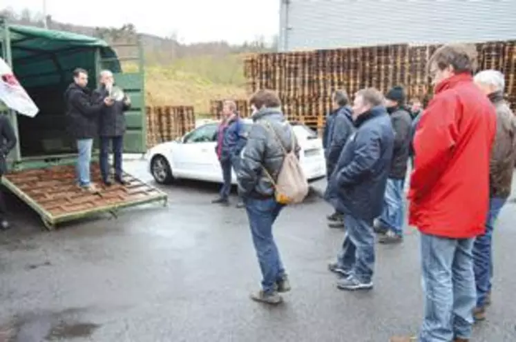 Une trentaine d’agriculteurs se sont rassemblés devant l’usine de Theix.