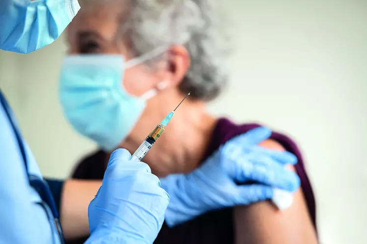 Depuis le  11  avril, les réservations sont ouvertes sur le site : www.santé.fr