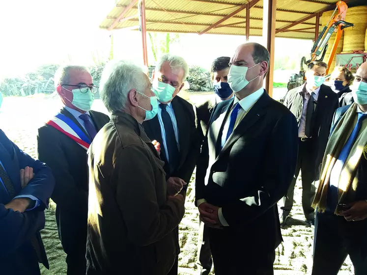 Le Premier ministre, Jean Castex, en discussion avec Jean Paul Dauge, agriculteur retraité, aux côtés de Julien Denormandie, du député André Chassaigne et du maire de Luzillat, Claude Raynaud.