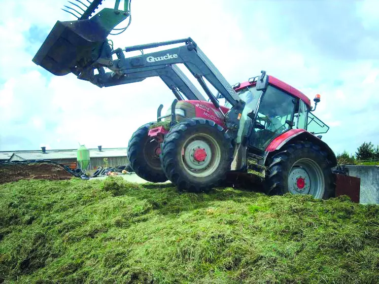 C’est la capacité de tassage qui détermine l’avancement du chantier d’ensilage.