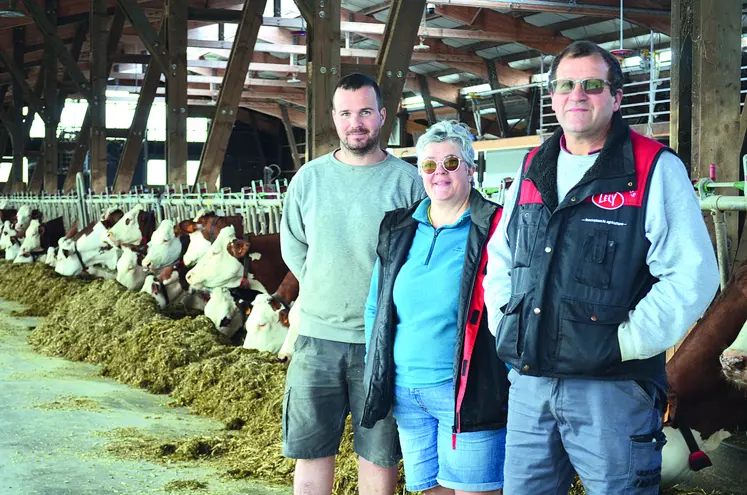 Au Gaec des Vareilles à Saint-Just, Benjamin Cayre, Monique et Serge Roiron sont particulièrement attentifs au bien-être de leurs animaux. 