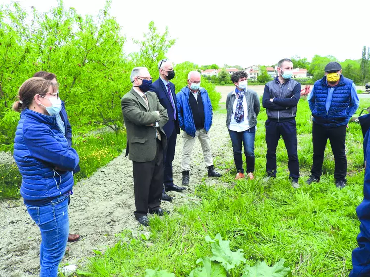 Le Préfet Philippe Chopin, aux côtés du directeur de la DDT Armand Sanséau, est venu présenter le plan de soutien aux agriculteurs sinistrés par l'épisode de gel d'avril.