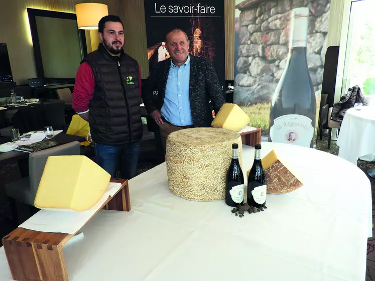 Benjamin Meilhoc et Pierre Desprat unis pour un accord parfait entre la cuvée Légendaire rouge 2019 et le fromage Cantal.