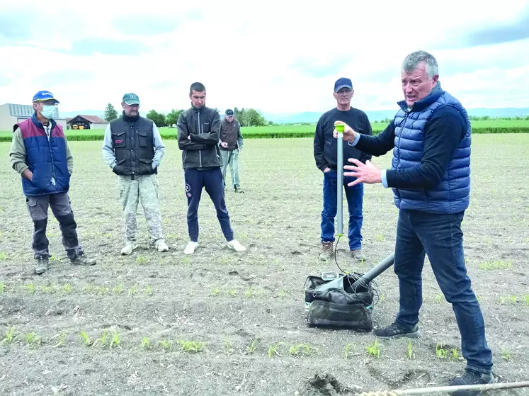 Huit exploitations de Limagne Nord se sont équipées de sondes capacitives qui mesurent tous les 10 cm sur une profondeur totale de 60 cm, la quantité d'eau disponible pour les plantes.