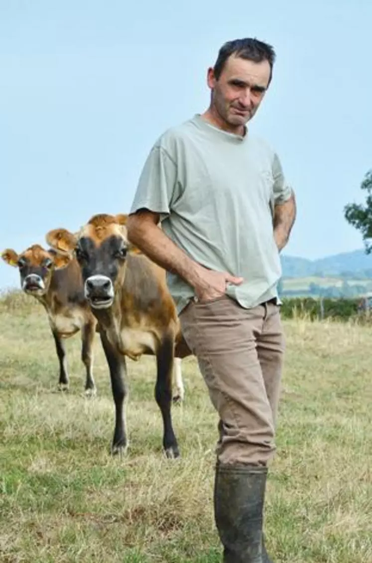 Patrick Ganne ne regrette pas d’avoir adopté la Jersiaise. Plus rustique, elle lui demande moins de temps de travail et produit un lait de meilleure qualité.