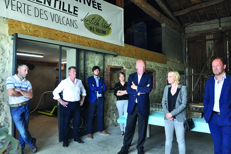 Plusieurs élus étaient présents à cette rencontre de terrain, notamment le sénateur Jean-Marc Boyer, candidat aux départementales, Brice Hortefeux, Léa Desprat, Caroline Guelon, Rémy Petoton, Frédéric Bonnichon, candidats aux Régionales.