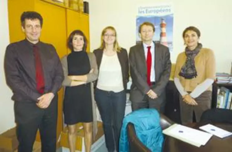 Les représentants des Centres d’information Europe Direct d’Auver-gne : de gauche à droite : Alain Marty (63), Anne Gaëlle Morice (03), Emilie Wagner (43), Renaud Soufflot de Magny et Nadine Pechuzal (15).