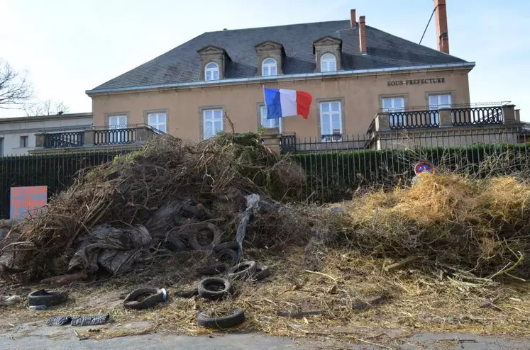 Devant la Sous-préfecture à Issoire.