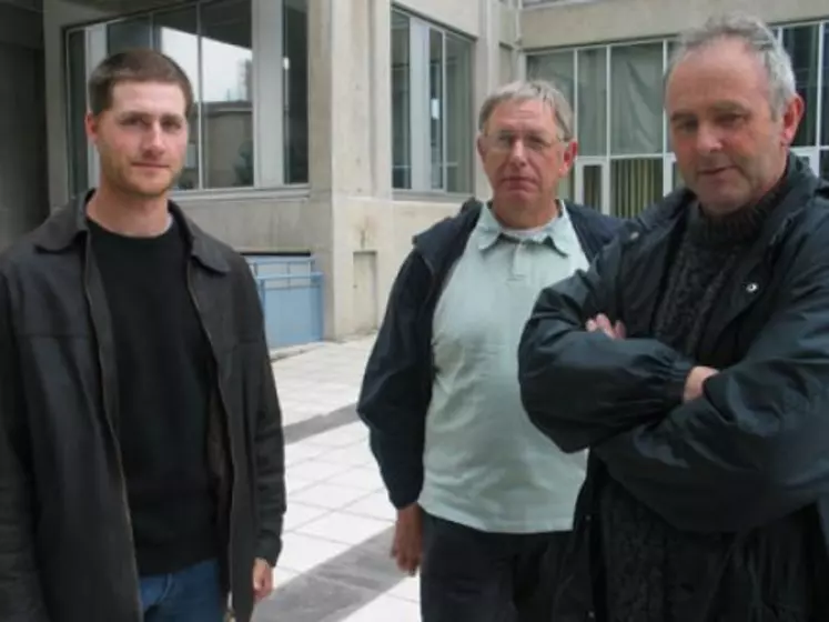 Florent Legay, producteur à Manzat, Gérard Brousse, président des producteurs de défense en Creuse et Régis Chomette, producteur à Busséol : « Nous sommes satisfaits de la décision qui a été prise. La différence entre le dossier Lactalis et celui des quatre entreprises associées tient au relationnel avec le terrain et le territoire.  Avec Lactalis, on a rencontré des juristes et des financiers. Avec Dischamp nous avons rencontré des partenaires. Tout n’est pas que finance ...