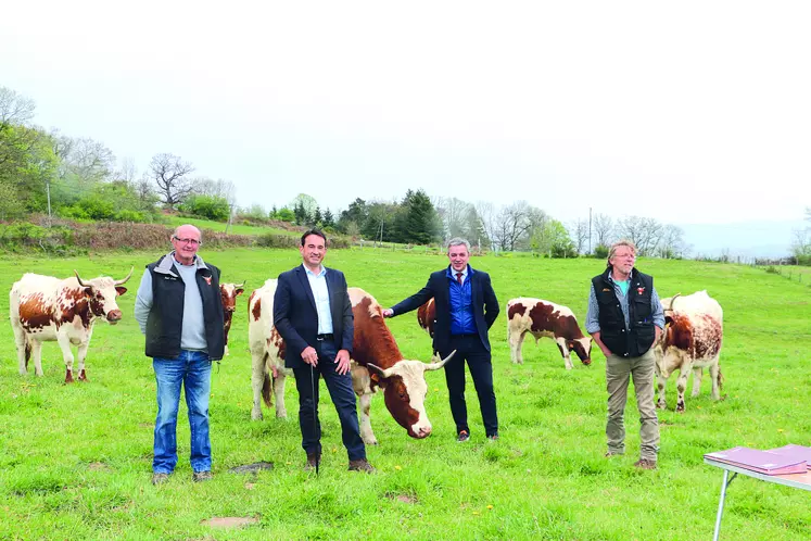 De gauche à droite, Jean-Louis Vigier, éleveur de vaches Ferrandaises à Fayet-le-Château, Lionel Chauvin, Prési- dent du Parc des volcans d’Auvergne, Stéphane Rodier, Président du Parc Livradois-Forez et Alain Guéringer, Président de l’association de sauvegarde de la race Ferrandaise.