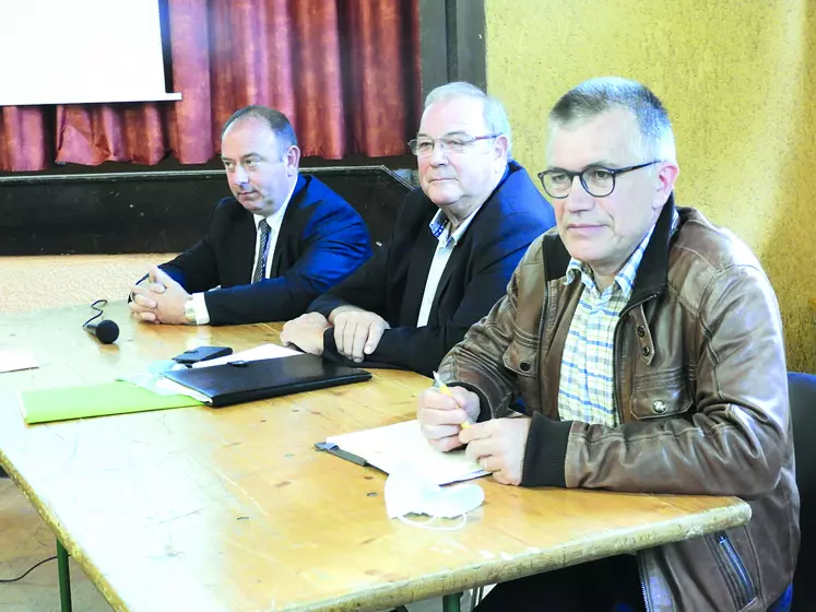 Denis Aubert, président de la société laitière de Laqueuille, entouré par le sénateur Laurent Duplomb et le président de Sodiaal, Damien Lacombe.
