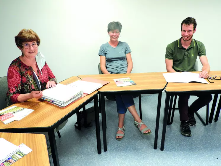 Andrée Tisserand en entretien PAI avec 2 candidats à l'installation. Céline Baudry, infirmière, et Valentin Port , ingénieur, portent un projet à deux familles de paysan boulanger et une chèvrerie.