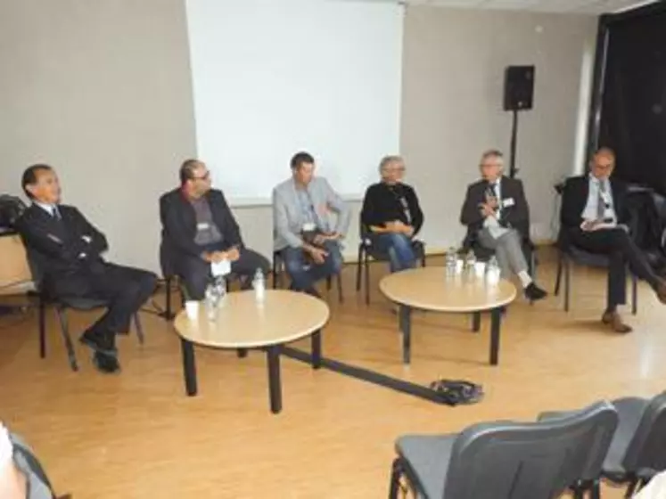 De gauche à droite ont participé aux échanges de la table ronde : Christophe Gruy (Industriel Lyonnais) Jérémy Giroud (secrétaire général JA AuRA), Bertrand Lapalus( secrétaire général de la SNFM), Robert Delage (Administrateurs Terre de Liens), Michel Sinoir( Directeur régional de l’Alimentation, de l’Agriculture et la Forêt) et Jean-Luc Simon(représentant du CACF)