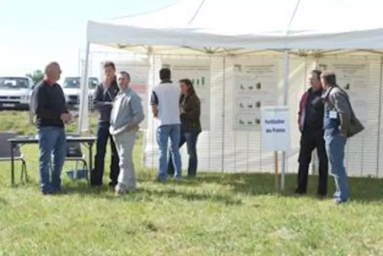 Un atelier pour mesurer, avec les explications d’ingénieurs de l’Inra et de
l’équipe fourrage de la Chambre d'Agriculture /Ede du Puy-de-Dôme, ce qu’il s’agit d’apporter en fertilisation, sur sa prairie selon sa conduite d’élevage.