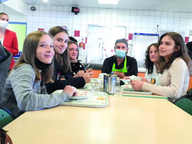 La semaine Agrilocal63 - Au pré de l'assiette a été lancée le lundi 11 octobre au collège Joliot-Curie d'Aubière, où le chef, Nicolas Peyrard, privilégie les produits locaux et notamment la viande.