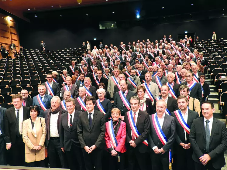 Le ministre de l'Agriculture, Julien Denormandie (au centre) est revenu en terres puydômoises pour porter le message de soutien du Gouvernement aux maires.