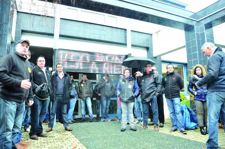 Devant les locaux de l'ASP, la mobilisation d'agriculteurs de l'Allier, du Cantal, de la Haute-Loire et du Puy-de-Dôme.