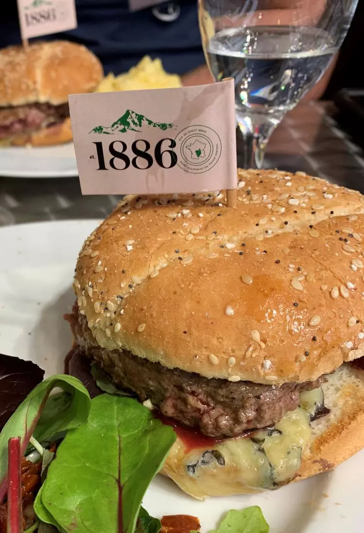 Le steak haché, un des produits de la gamme alt. 1886, qu'ont pu apprécier les visiteurs du stand Interbev, lors du Sommet de l'Elevage.