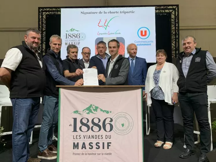 Signature officielle du premier contrat tripartite pour alt.1886 : les viandes du Massif.