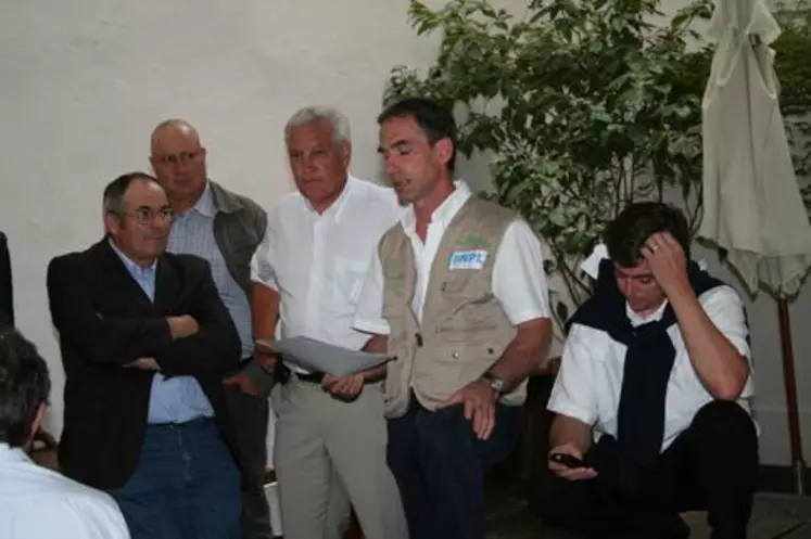 Les producteurs de lait au siège social parisien de Bel