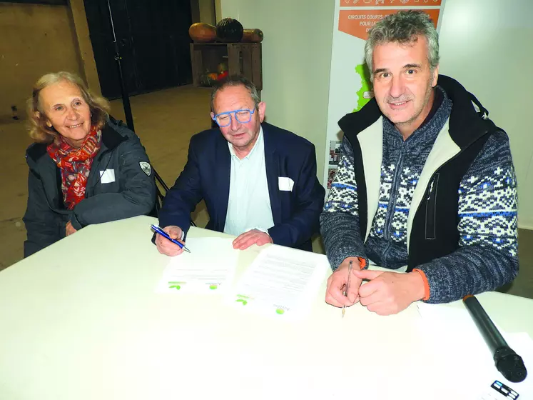 Signature du partenariat entre Auvabio et Auvergne Bio Distribution. De gauche à droite : Elisabeth Delhermet, représentante de Bio43, administratrice d'Auvergne Bio Distribution ; Daniel Bono, président d'Auvergne Bio Distribution et Patrice Goutagny, président d'Auvabio.