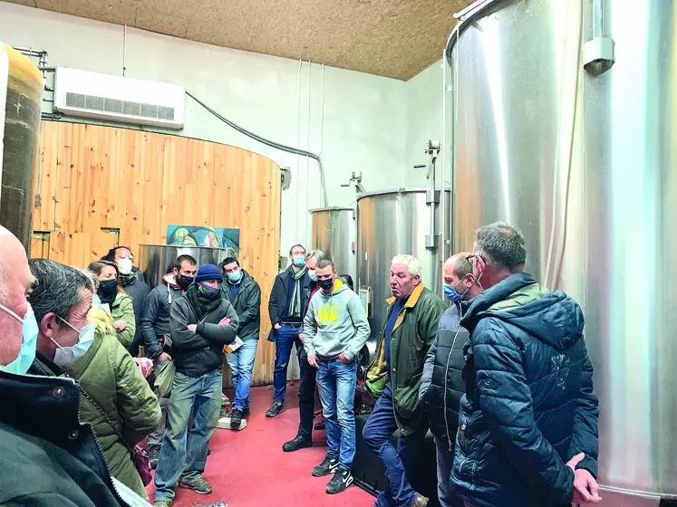 Porteurs de projet et viticulteurs réunis le 16 décembre dernier dans la cave du Domaine des Trouillères aux Martres de Veyre pour un échange sur la transmission des exploitations.