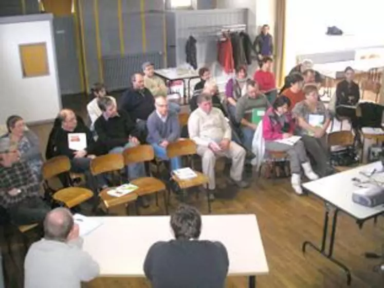 Les participants ont posé de nombreuses questions qui ont enrichi le débat, Grâce à des exposés détaillés, aux témoignages de Jennifer Donnat et de Sylvie, sa maman (Giat), et d’Olivier Guissez (Moureuille), un grand merci à eux !