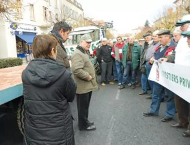 Annie Marret (Chambre d'agriculture), Bruno Chaput (UDSEA) et Charles-Henri de Provenchères (Union Régionale des Forêts d'Auvergne) ont relaté l'échange entre la délégation et le sous-préfet à l'assemblée des manifestants.