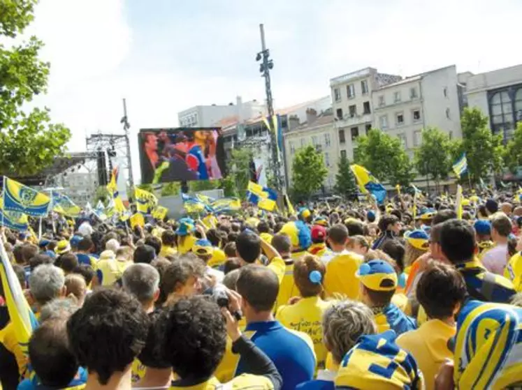 Place de Jaude aussi, la marée, très agitée, était invariablement «jaune et bleu» !