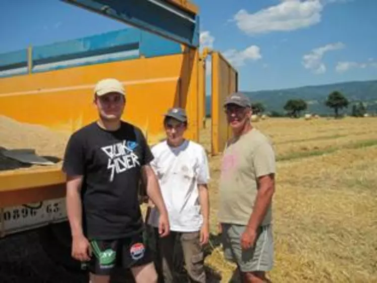 Les techniciens de la Chambre d'agriculture du Puy-de-Dôme ont participé à cette récolte de montagne. (de gauche à droite : Alexis Busserole, Marine Gauthier ingénieurs au service Agronomie-Environnement, Joël Leduc animateur de la Petite région agricole Livradois-Forez).