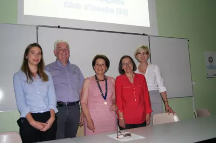 Magali Boulleau, directrice du lycée agricole Saint Joseph (2ème à droite) a accueilli dans son établissement (de gauche à droite) : Océane Morin, Pierre Pagesse, Renée Verrier et Sandrine Dussourd, respectivement présidente et directrice du Club Soroptimist d’Issoire