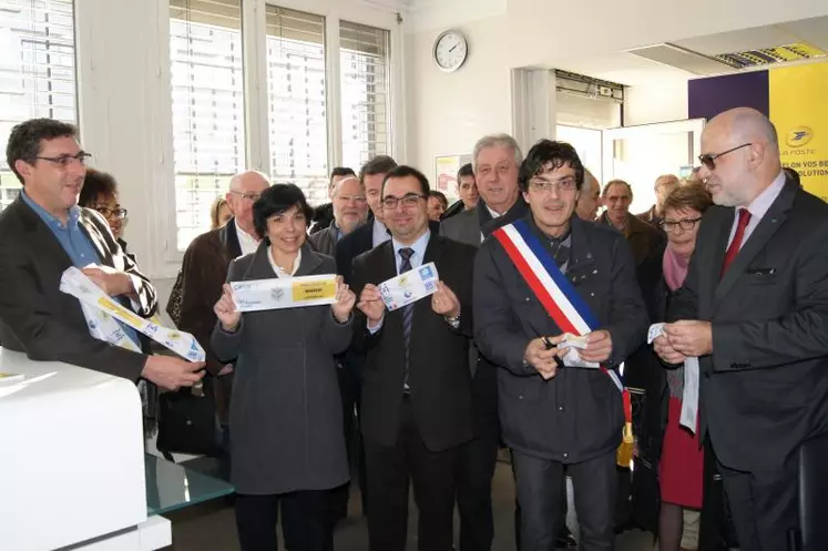 De gauche à droite : Jean-François Chagnon, adjoint du directeur de secteur Réseau La Poste ; Christine Pires-Beaune, députée ; Franck Boulanjon, sous-préfet de Riom ; José Da Silva, Maire de Manzat ; Philippe Bonmarchand, délégué territorial du groupe La Poste Auvergne Rhône-Alpes ont découpé le ruban pour inaugurer l’ouverture de la MSAP de Manzat.