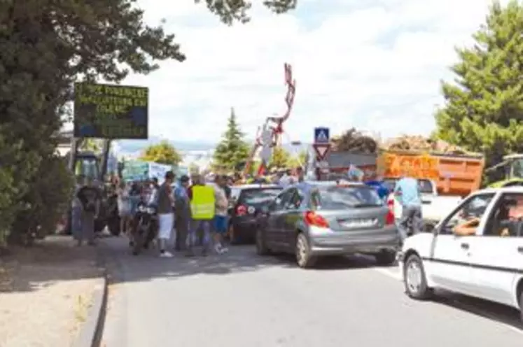 A 11 h les entrées sud de Clermont ainsi que le Brézet et Clermont-Nord étaient paralysées. Les tracteurs ont été placés en travers de la route pour couper la circulation.