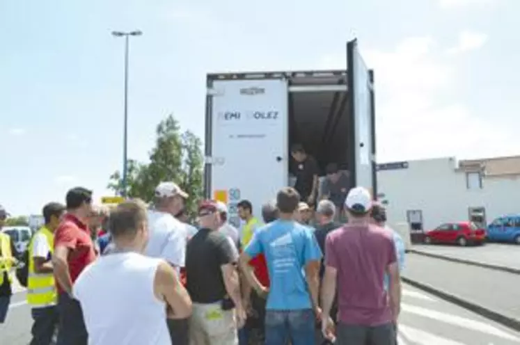 Au carrefour de Décathlon, un camion transportant des saucisses de porcs provenant de Pologne s’est vu délester d’une palette entière. Les barquettes ont été distribuées aux automobilistes. D’autres poids lourds transportant des produits français (cf photo) ont pu continuer leur route.