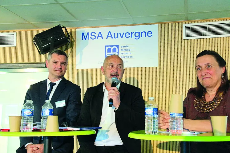 De gauche à droite, Jean-Marie Passerieu, directeur de la MSA Auvergne, Philippe Panel, président et Isabelle Ouedraogo, présidente du Comité d’action sanitaire et sociale de la caisse centrale