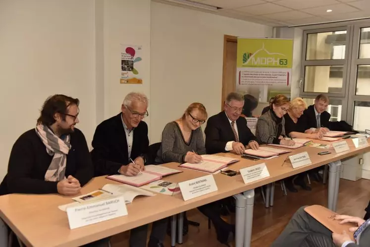 La convention de partenariat a été signée par Jean-Yves Gouttebel, président du Conseil départemental du Puy-de-Dôme ; Danièle Polvé-Montmasson, préfète du Puy-de-Dôme ; Bernard Triviaux, directeur de la CAF 63 ; Elisabeth Crozet, vice-présidente du Conseil départemental chargée du Handicap et des Personnes âgées ; Présidente déléguée de la MDPH 63 ; André Bertrand, président du DAHLIR.