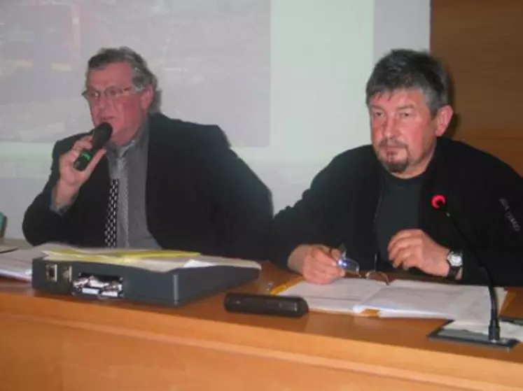 Georges Valleix, président de la FDCuma 63, aux côtés de Jean Jallat, directeur, a invité le sénateur Jean-Marc Juilhard à présenter son rapport sur les énergies renouvelables (voir encadré ).