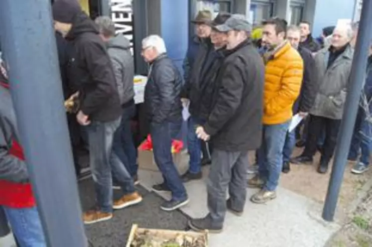 Près de 300 membres du Collectif des planteurs de Bourdon ont fait la queue pour déposer en main propre à Cristal union leur lettre de sortie.