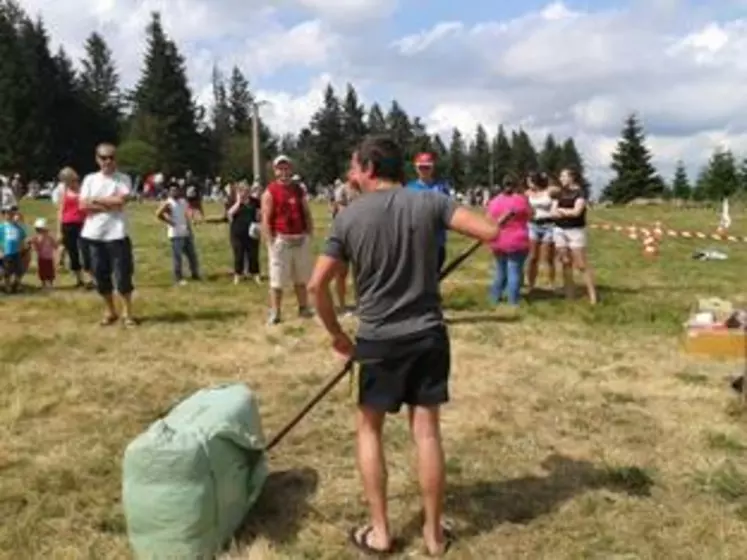 Avec le lancé de bottes de paille, les JA ont fait un carton !