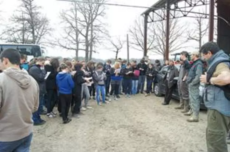 Au Gaec de la Fontaine du Sureau, des élèves attentifs autour de Paul Bony, Thierry Orcière et Nicolas Honhon (à droite)