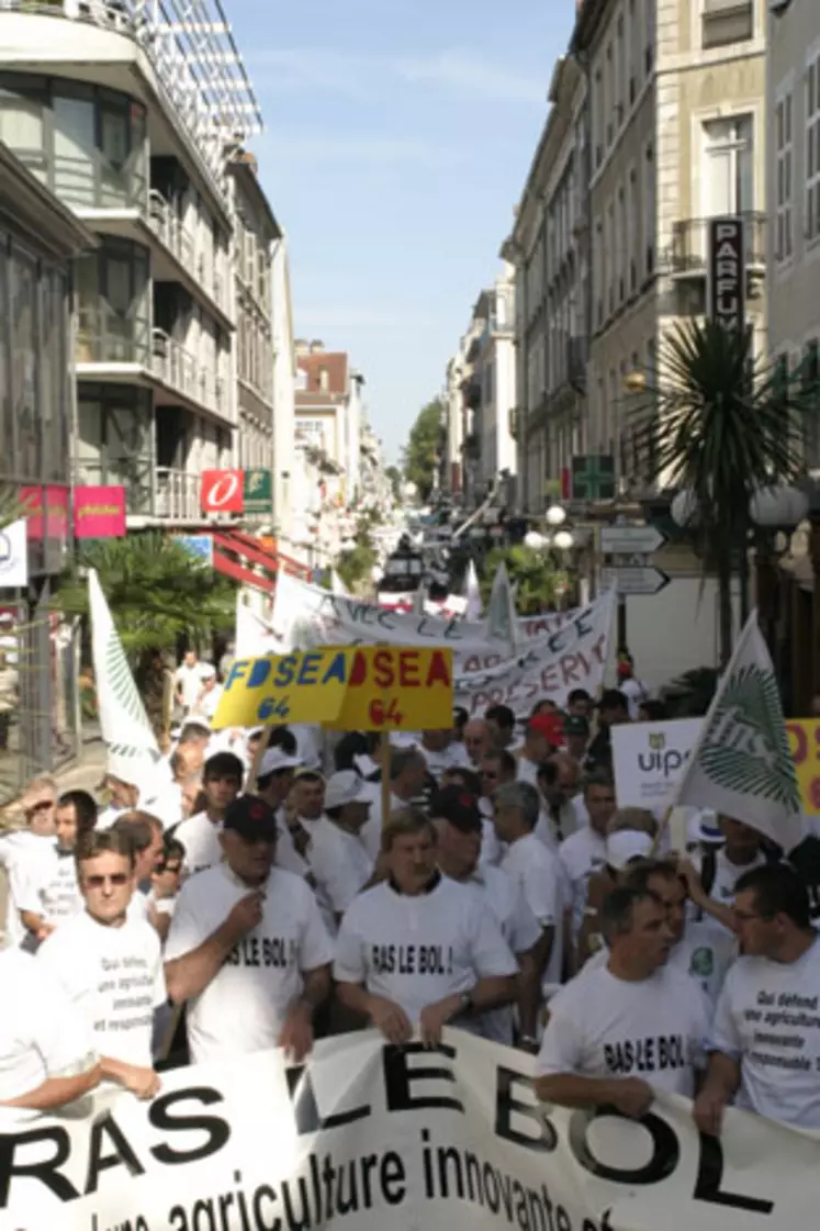 Trois mots pour résumer l'exaspération des producteurs de maïs: ras-le-bol. Ils l'ont écrit en gros et en grand sur leurs tee-shirts et l'ont crié dans les rues de Pau.