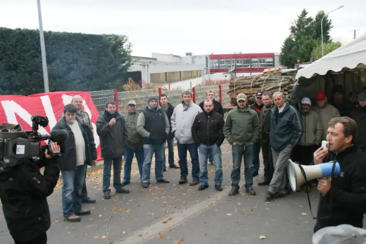 Chaque département se relaie à tour de rôles pour assurer le blocage du site Bigard de Villefranche d’Allier.