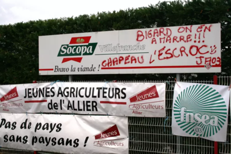 A côté du slogan « Bravo la viande », promu par le groupe Bigard, les jeunes de l’Allier n’ont pas fait dans la dentelle, traitant purement et simplement le géant du steak haché « d’escroc ».