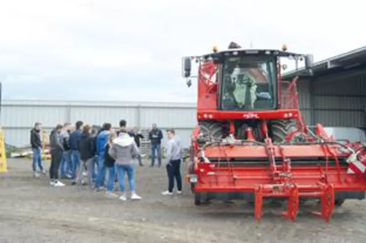 Les élèves du lycée de Marmilhat ont découvert à Clerlande, sur l’entreprise d’Éric Alexandre, les métiers des entrepreneurs de travaux agricoles.