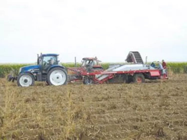 L'arracheuse de pommes de terre avec à son bord les salariés.