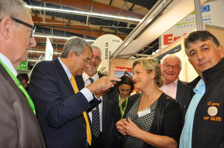 Sur le stand des Cuma, la présidente de la FRCuma de Rhône-Alpes, Isabelle Costa-Roch et le trésorier de la FRCuma d’Auvergne, Claude Vanneau ont insisté sur le rôle des Cuma dans le développement territorial. En Auvergne et Rhône-Alpes, 1.700 Cuma investissent 35 millions d’euros.